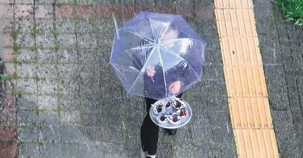 Yer: Tekirdağ... Şemsiye ile çay servisi yaptı!
