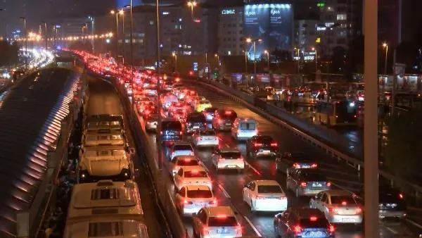 İstanbul kilit: Trafik yoğunluğu akşam saatlerinde yüzde 83'e ulaştı-5