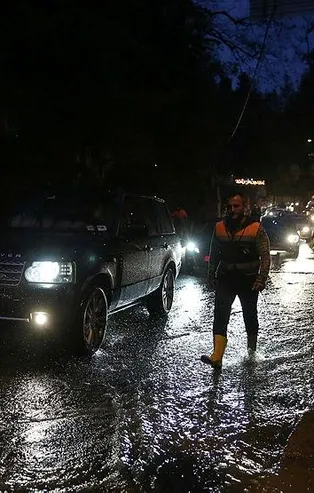 İstanbul'da sağanak yağış! Sarıyer'de bir evi su bastı