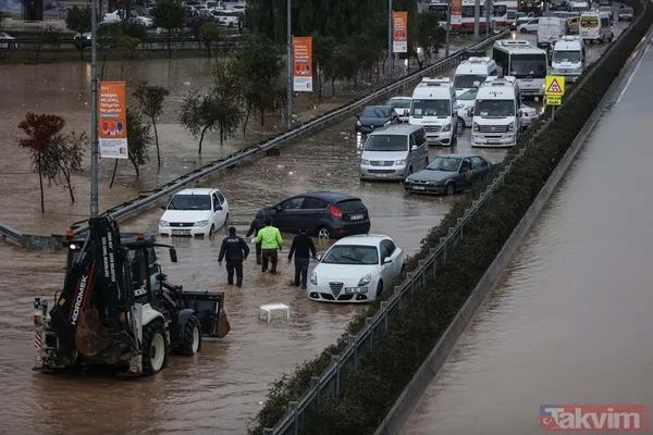 SON DAKİKA: İzmir'de sel felaketi! Polisler vatandaşlara yardımcı oldu - 5