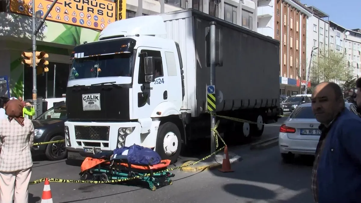 Bağcılar'da trafik kazası! Yaşlı adam kamyonun altında kaldı! Görenler yardıma koştu ama...