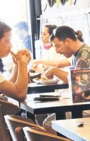 Ailesiyle Bodrum'a yerleşen Alp Kırşan 50 TL’ye ziyafet çekti