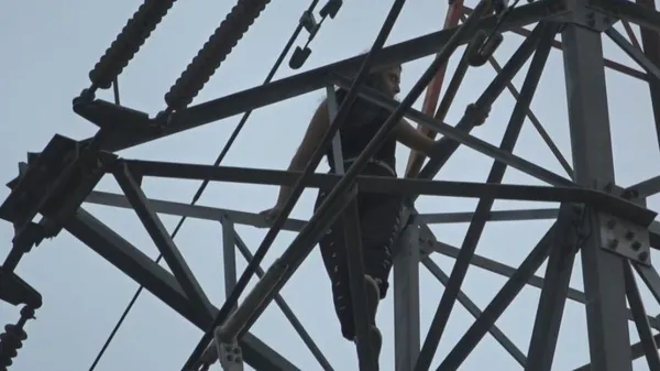 samsunda-gorenler-gozlerine-inanamadi-sevgilisine-kizdi-40-metre-yuksekliginde-154-bin-voltluk-yuksek-gerilim-1695919665975.jpeg Samsun'da görenler gözlerine inanamadı! Sevgilisine kızdı 40 metre yüksekliğinde 154 bin voltluk yüksek gerilim hattı direğine çıktı-6