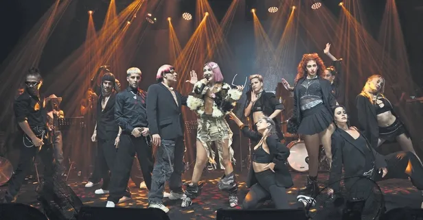 Hande Yener Maslak’ta sahneyi yıktı: Enerjisi ve dans şovları geceye damga vurdu!