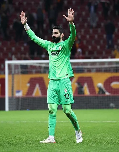 galatasaray-taraftarla-baristi-feghouli-ve-keremin-golleriyle-3-puani-hanesine-yazdirdi-1640467924009.jpeg Galatasaray taraftarla barıştı! Feghouli ve Kerem'in golleriyle 3 puanı hanesine yazdırdı-13