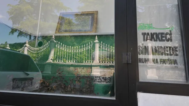 Bursa'da Osmanlı alimlerinden Takkeci Sinan Hoca Türbesi'nin üzerine bina yapıldı! Yoldan geçen bina önünde durup dua etmeye başladı-1