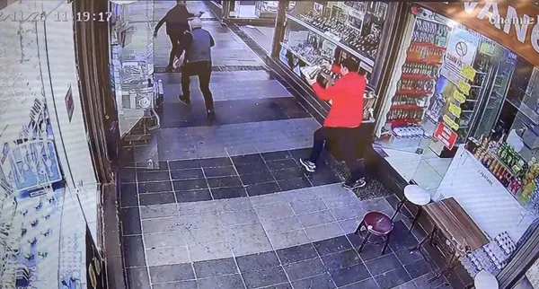 cayi-gec-getirdi-diye-kursunlarin-hedefi-oldu-1669472363202.jpg Çayı geç getirdi diye, kurşunların hedefi oldu-4