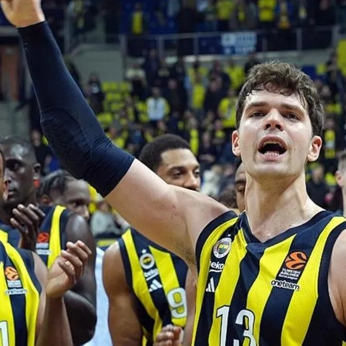 Kanarya Maccabi önünde