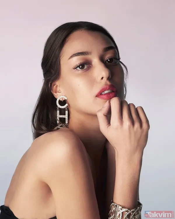 Dilan Çiçek Deniz elini korkak alıştırmadı! Derin göğüs dekoltesi ile peş peşe paylaştı sosyal medya ayağa kalktı - 1