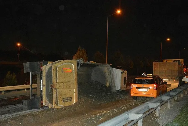 istanbul-kagithanede-hafriyat-kamyonu-devrildi-1-yarali-1623365188593.jpeg İstanbul Kağıthane'de hafriyat kamyonu devrildi! 1 yaralı-2