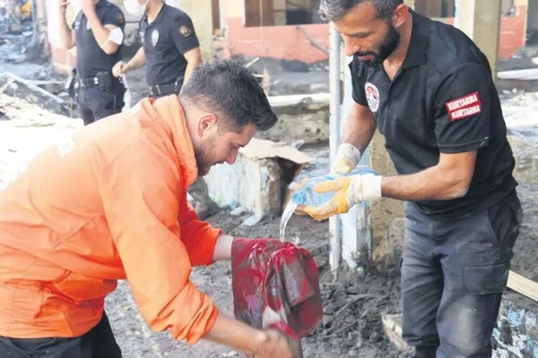 65 yaşındaki Emekli Astsubay Turhan Tekin, azgın sel sularına daldı! Yurtta mahsur kalan 19 kız öğrenciyi kurtardı-10