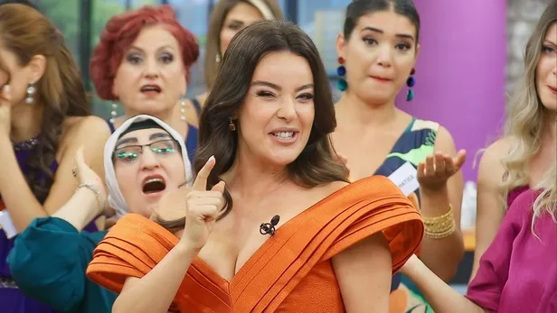 gelinim-mutfakta-14-mart-2023-puan-durumu-gelinim-mutfakta-gunun-birincisi-kim-oldu-bugun-ceyrek-altini-kim-al-1678784629162.jpg Gelinim Mutfakta ARA FİNAL şampiyonu kim oldu, kim elendi? 17 Mart 2023 Gelinim Mutfakta günün birincisi ve 30 altın bileziğin sahibi...-4