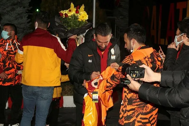 malatyada-galatasaraya-taraftardan-coskulu-karsilama-1638028305050.jpeg Malatya'da Galatasaray'a taraftardan coşkulu karşılama-3