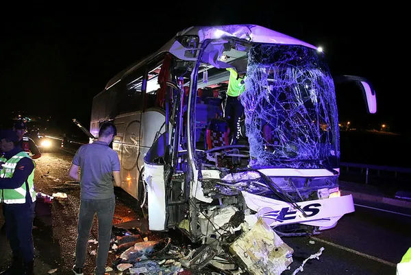 Uşak'ta bir yolcu otobüsü tıra çarptı! 1 ölü, 43 yaralı-5