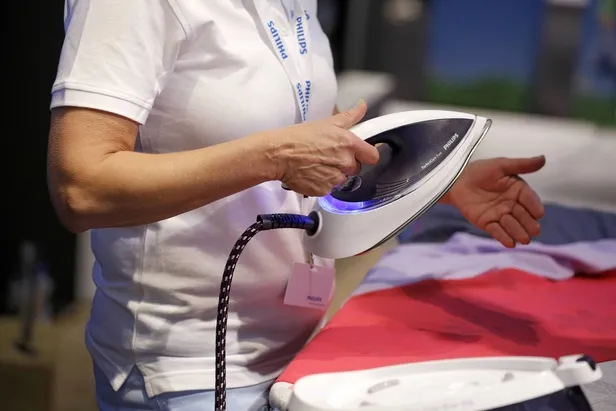 gomlek-pantolon-tisortleri-jilet-gibi-yapiyor-utusuz-kiyafet-derdine-son-tek-hamlede-dumduz-yapmanizi-saglayac-1702972433700.jpg Ütüsüz kıyafet derdine son! Gömlek, pantolon, tişörtleri jilet gibi yapıyor! Tek hamlede dümdüz yapmanızı sağlayacak-6