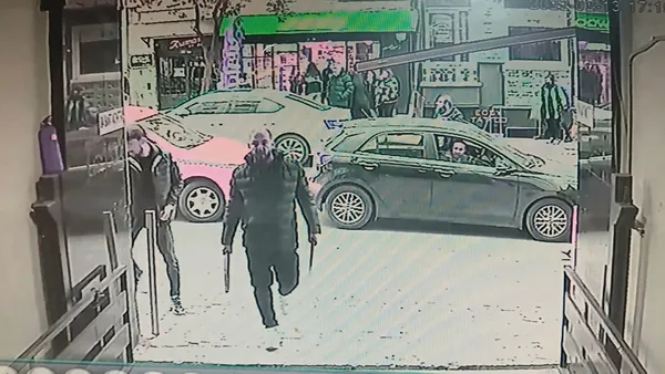 kadina-siddeti-engelleyen-esnafa-kilicli-saldiri-1645086419224.jpg Cihangir karıştı! Kadına şiddeti engelleyen esnafa kılıçla saldırdı - 1