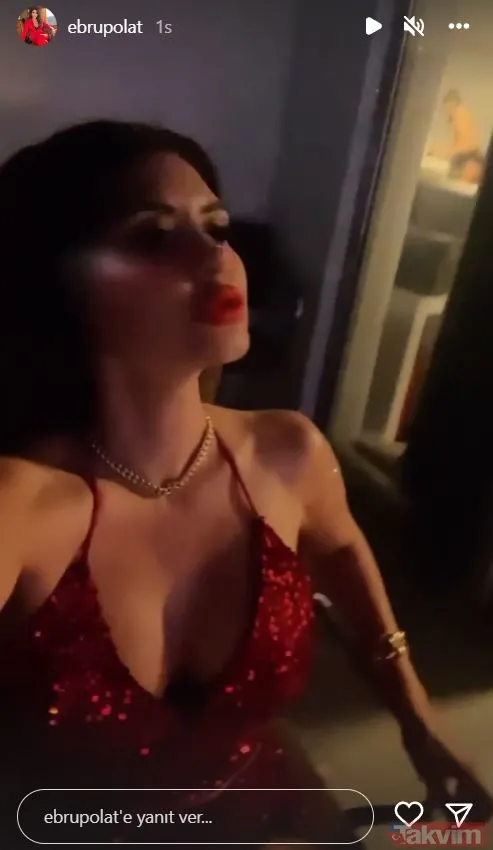 Ebru Polat kırmızılar içinde paylaştı! Dekoltede sınır tanımayan Ebru sosyal medyayı ikiye böldü! Hem tarzı hem duruşu çok konuşuldu - 7