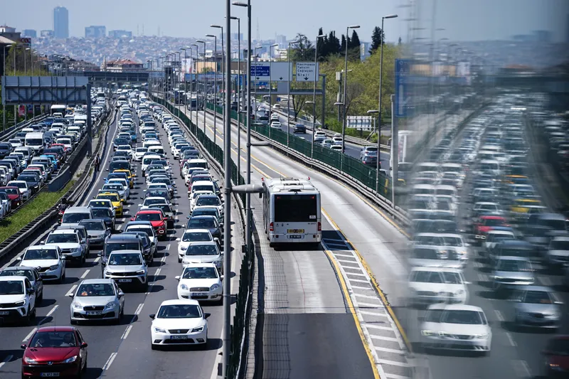 İstanbul'da bayram yoğunluğu! Adalar vapur iskelesine akın ettiler! Trafik yoğunluğu yüzde 71'leri buldu-2