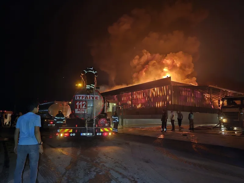 Feci görüntüler! Adana Tarsus yolunda fabrika yangını! Alevler geniş alana yayıldı! Hava desteği de geldi-2