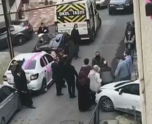 İstanbul'da kısıtlamaya rağmen sokakta düğün eğlencesi-2