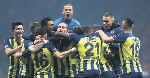 Mesut Özil derbide sahne aldı Sarı-Lacivertliler 10 kişiyle Aslan’ı avladı