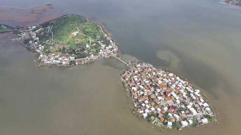 turkiyenin-kucuk-venediki-sular-altinda-sehirde-evler-yaliya-donustu-1775219944377.jpg Türkiye’nin küçük Venedik’i sular altında: Şehirde evler yalıya dönüştü-4
