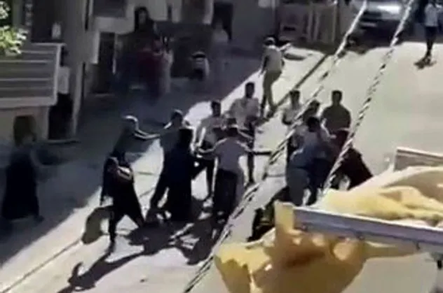 Esenyurt'ta ortalık savaş alanına döndü! Ev sahibi ve kiracı birbirine girdi