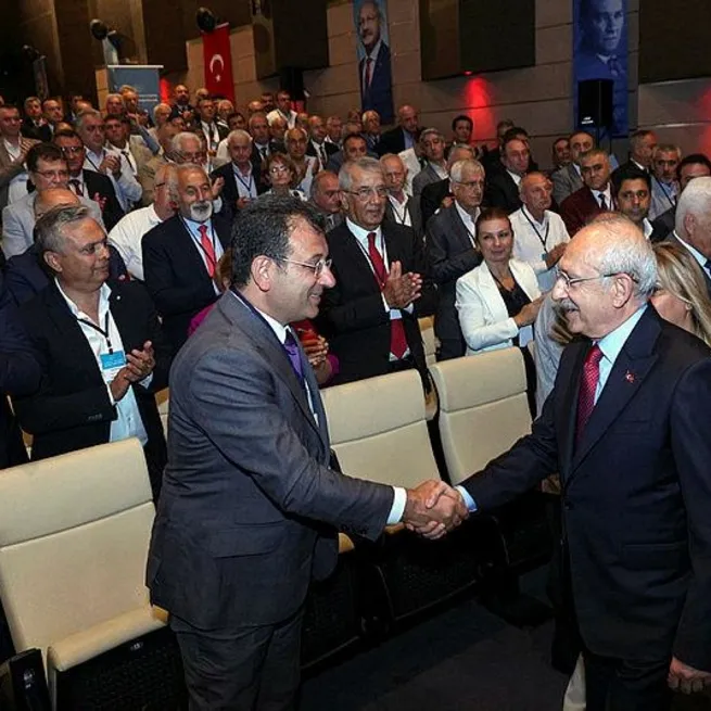 CHPde belediye toplantısı değil savaş meydanı! Kulisler patladı! Ekremciler rest çekti diyor Kemalciler İmamoğlu biat etti