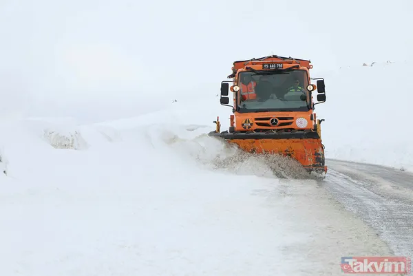 Mayıs ayının ortasında Van Bahçesaray'a 20 santimetre kalınlığında kar yağdı! Yazlık lastiği olanlar yolda kaldı besiciler zor anlar yaşadı - 6