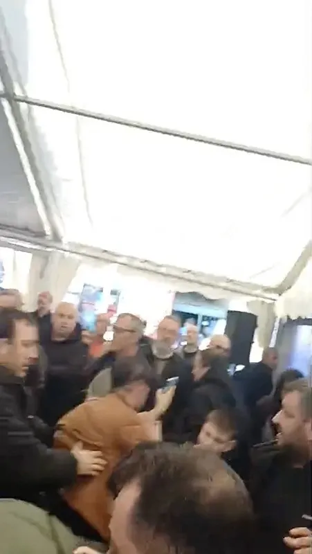 chpli-mustafa-bozbeye-yumruklu-saldiri-girisimi-o-da-chpli-cikti-1767705842287.jpeg CHP'li Mustafa Bozbey'e yumruklu saldırı girişimi.... O da CHP'li çıktı-2