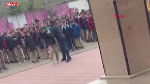 Okul müdürünün öğrenciyi yakasından tutup yere savurduğu görüntülere inceleme: İşte o anlar!