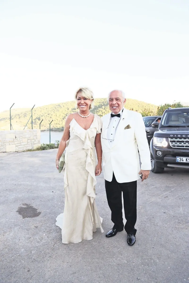 sosyete-camiasina-sarsan-ifsa-lara-kamhi-sessizligini-bozdu-volkan-buyukhanlidan-dayak-yedigini-acikladi-1756275454355.jpeg Sosyete camiasına sarsan ifşa! Lara Kamhi sessizliğini bozdu: Volkan Büyükhanlı’dan dayak yediğini açıkladı-2