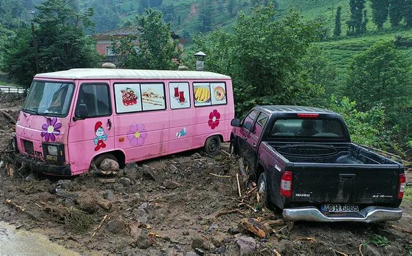 rizedeki-siddetli-yagisin-ardindan-hasar-tespit-ve-tahliye-calismalari-suruyor-1594801263891.jpg Rize'deki şiddetli yağışın ardından 125 kişi tehlikeli bölgeden tahliye edildi-4