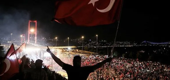 DARBE GİRİŞİMİNE KARŞI VATANDAŞLARIN NÖBETİ SÜRÜYOR