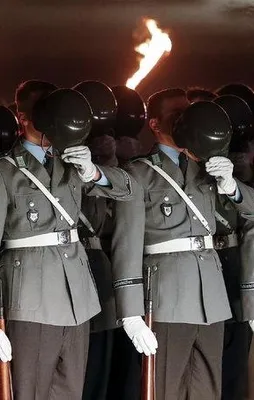 Alman ordusu Nazi kaynıyor