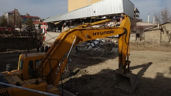 daha-17-yasindaydi-motosikletli-genc-hayatini-kaybetti-1649137771993.jpg Temel kazısı yapılırken yan taraftaki iş yerinin duvarı çöktü-2