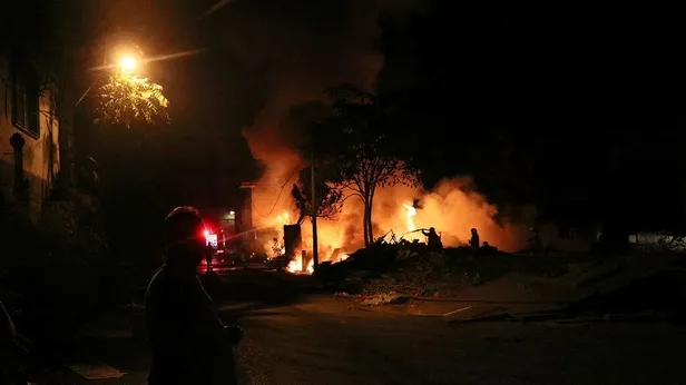 Son dakika: İzmir'de hurda deposunda yangın-2