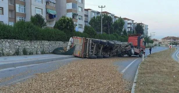 Bursa’da kontrolden çıkan TIR devrildi! Yol trafiğe kapandı