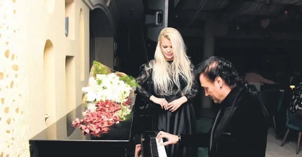 Yoğun istek üzerine piyanonun başına geçti | Ünlü sanatçı Tayfun Duygulu eşi Bella Duygulu'nun gözlerinin içine bakarak çaldı
