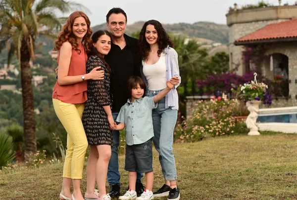 atvnin-yeni-dizisi-uvey-anne-ilk-bolumuyle-buyuk-begeni-topladi-iste-uvey-anne-1-bolumde-yasananlar-1687247914675.jpg ATV’nin yeni dizisi Üvey Anne ilk bölümüyle büyük beğeni topladı! İşte Üvey Anne 1. bölümde yaşananlar...-3