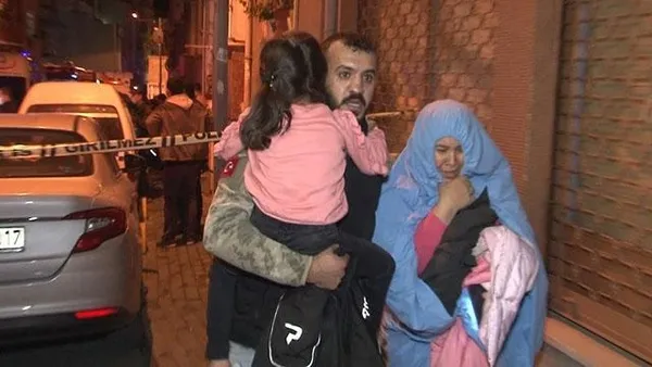 istanbulda-korkutan-yangin-mahsur-kalan-22-kisi-kurtarildi-1608842381531.jpeg İstanbul Fatih'te korkutan yangın: Mahsur kalan 8'i çocuk 22 kişi kurtarıldı-1