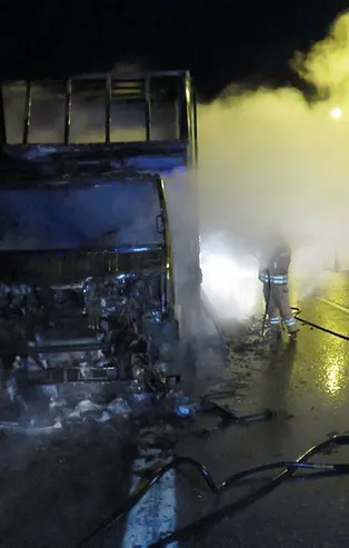 Pendik'te korkunç olay! Cıvata yüklü kamyon yandı