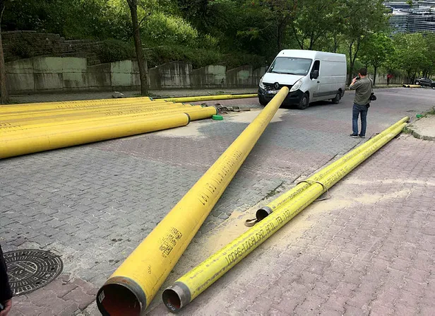 Kağıthane’de faciadan dönüldü! Kopan halat araca ok gibi saplandı-2