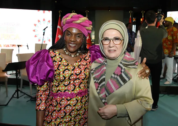 emine-erdogan-dunya-gonulluluk-gunu-kapsaminda-cumhurbaskanligi-kulliyesindeki-afrika-evi-programina-katildi-1670353404534.jpg Emine Erdoğan, Dünya Gönüllülük Günü kapsamında Cumhurbaşkanlığı Külliyesi'ndeki Afrika Evi programına katıldı-16