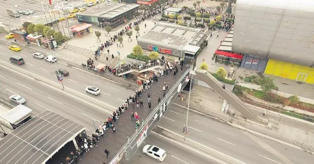 Şahane Cuma indirimi izdihama neden oldu! Vatandaş AVM’lere koştu I 1.5 kilometre kuyruk oldu