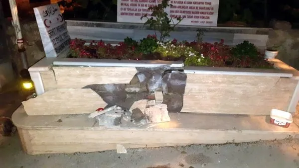 Bursa'da aracıyla şehit mezarına çarptı öylece bırakıp kaçtı!-1