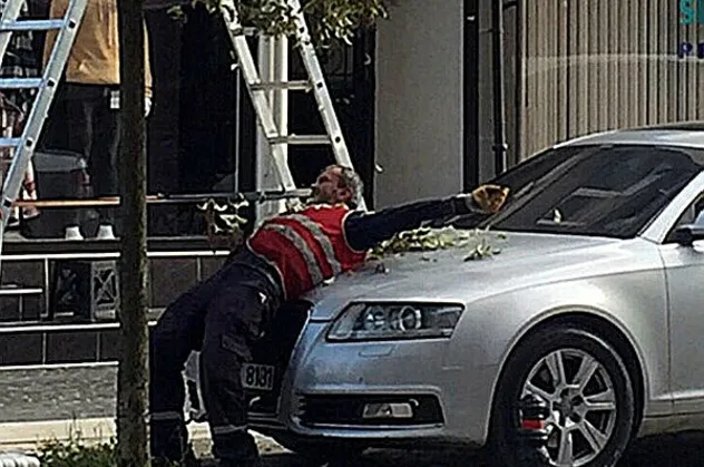 Sosyal medyada bu görüntü olay oldu! Araç zarar görmesin diye kendini siper etti