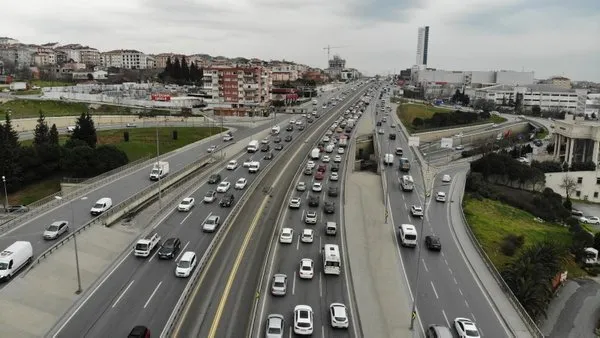 son-dakika-istanbul-trafik-durumu-kisitlama-kalkti-trafik-yogunlugu-yuzde-70e-dayandi-1615030955340.jpg