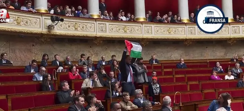 fransa-meclisinden-skandal-karar-filistin-bayragi-acan-lfi-partisi-milletvekili-sebastien-deloguya-uzaklastirm-1716911261724.jpeg