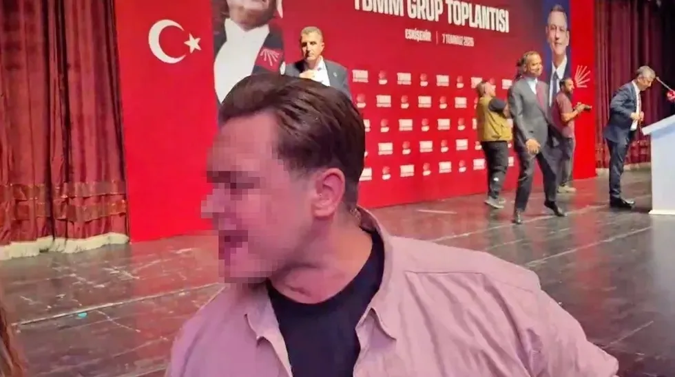 ozgur-ozelin-korumasindan-gazetecilere-pes-pese-fiziki-mudahale-1783434328060.jpeg Özgür Özel’in korumasından gazetecilere peş peşe fiziki müdahale-4